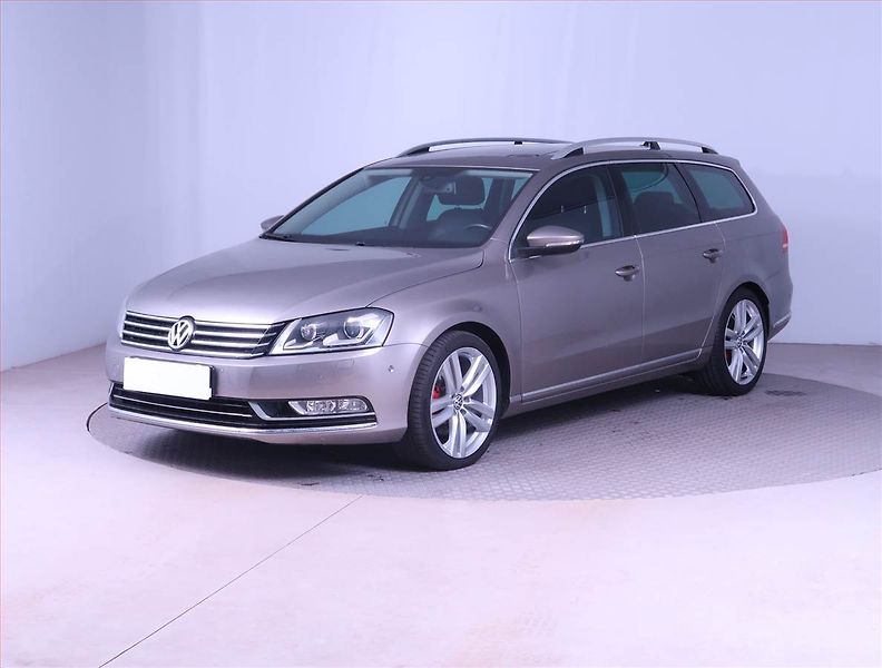 Volkswagen Passat (2013) Highline 2.0 TDI, Automat - fotka 2 z 17