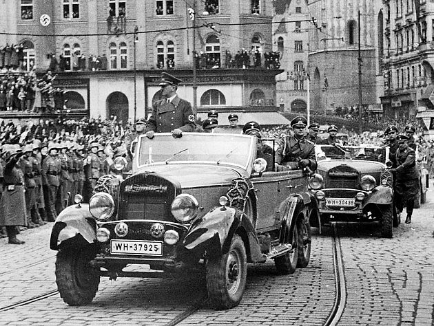 Adolf Hitler ve voze Mercedes Benz G4 projíždí v roce 1939 Brnem., zdroj: Wikimedia Commons, neznámý autor, volné dílo