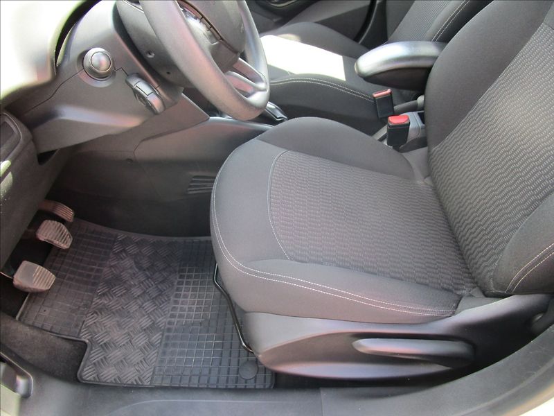 Peugeot 208 1.2i Klima, Navi - fotka 12 z 38