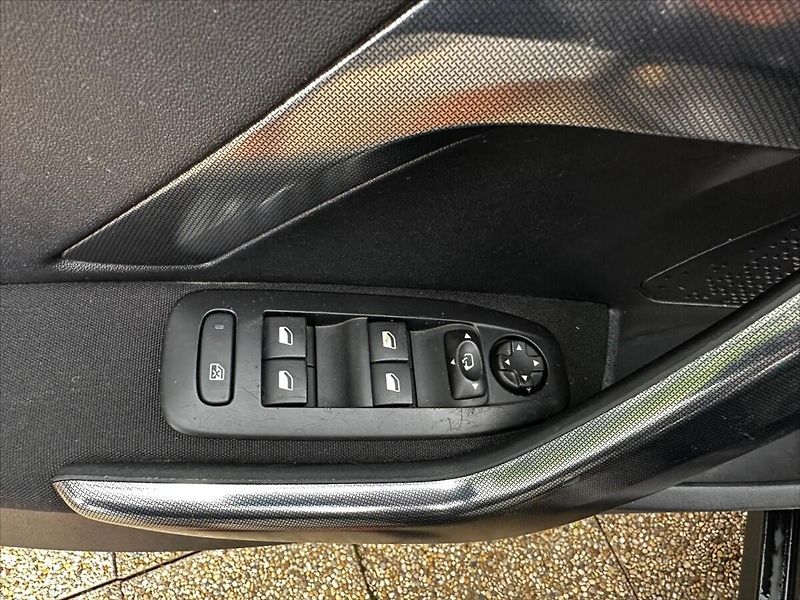 Peugeot 2008 1,2 i 60kW PureTech, ČR,1.maj - fotka 18 z 35