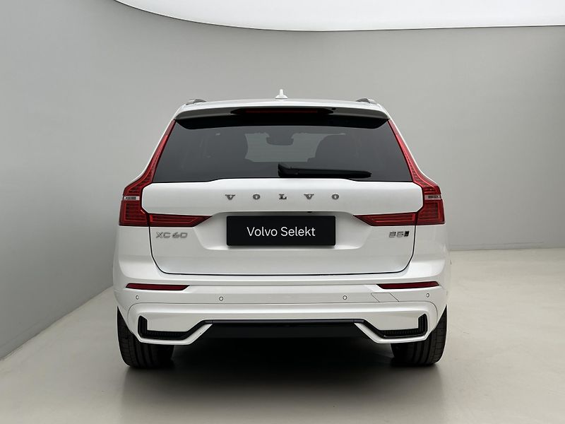 Volvo XC60 B5 AWD ULTIMATE DARK AUT  - fotka 12 z 47