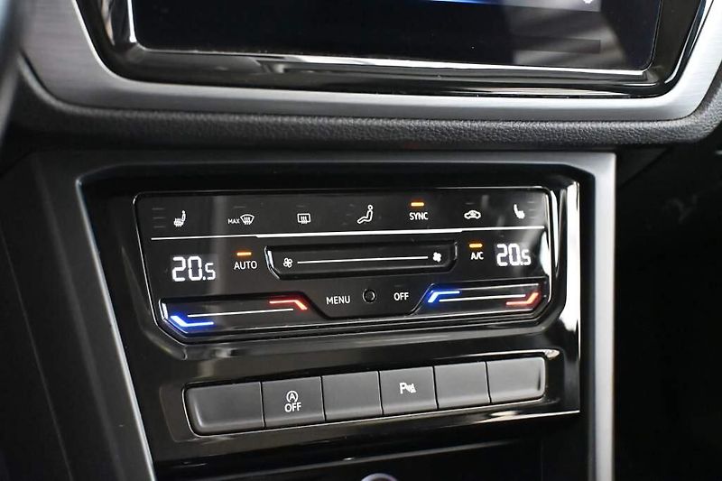 Volkswagen Touran (2023) 2.0 LED DSG ACC Tažné COMFORTL - fotka 20 z 32