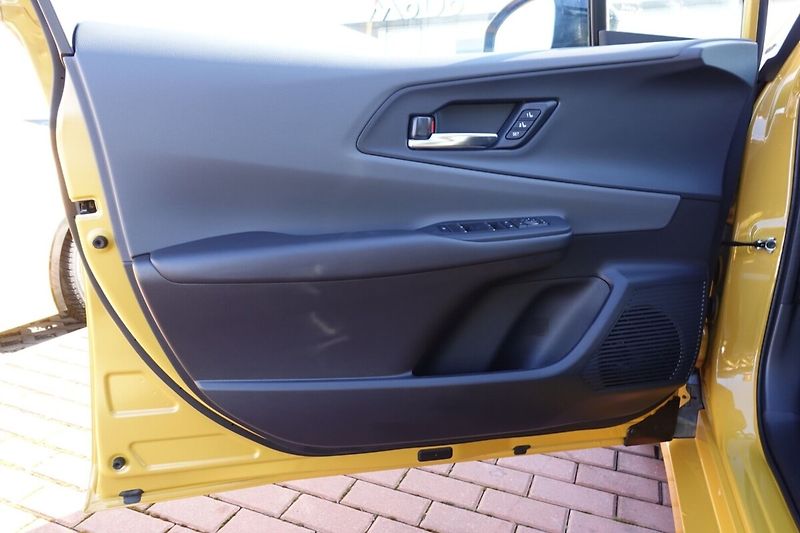 Toyota Prius 2,0 PHEV Executive sada komple - fotka 9 z 36