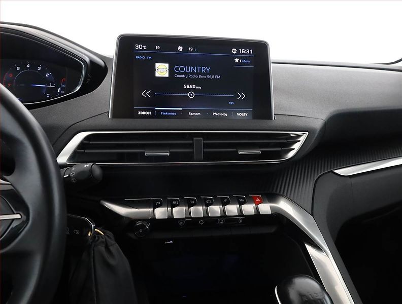 Peugeot 3008 (2018) Active Pack 1.2 PureTech - fotka 10 z 15