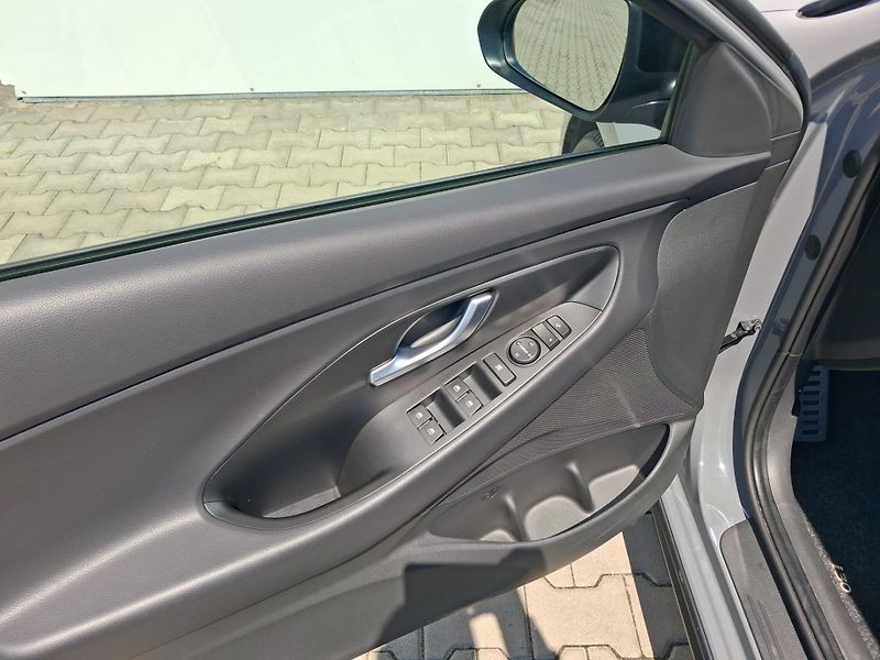 Hyundai i30 1.5 T-GDI MHEV DCT N-Line - fotka 12 z 23