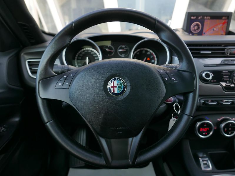 Alfa Romeo Giulietta 1,4 TB 125kW Navi Panorama - fotka 29 z 37
