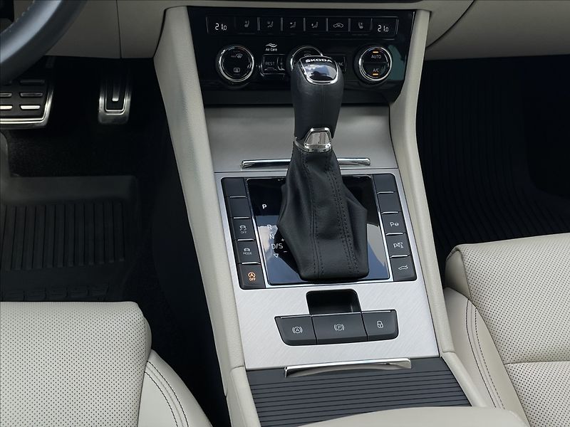 Škoda Superb 2,0 TDI DSG Combi L&K TAŽNÉ - fotka 13 z 23