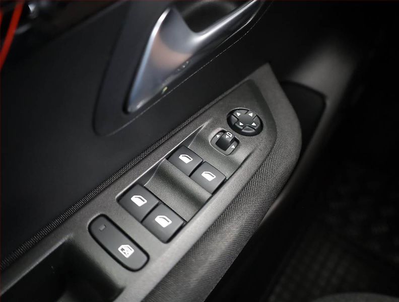 Peugeot 208 (2021) 1.2 PureTech, ČR,1.maj - fotka 15 z 17