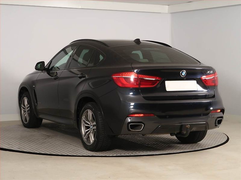 BMW X6 (2018) xDrive30d - fotka 4 z 23