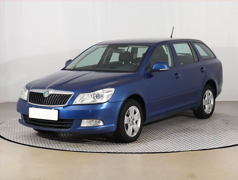 Škoda Octavia (2012) Elegance 2.0 TDI, Serv.kniha - fotka 2 z 20