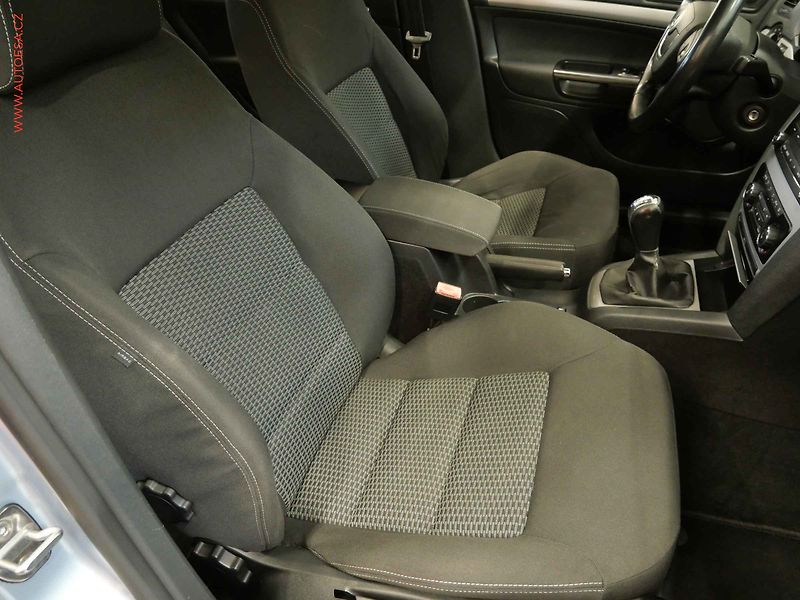 Škoda Octavia (2010) 1.6 TDi, Elegance, xenon - fotka 12 z 25