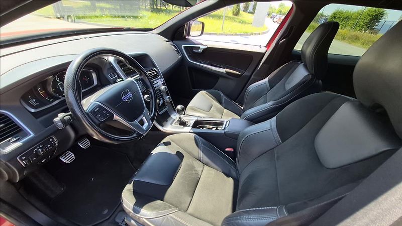 Volvo XC60 2,4 D5 158KW R-Design Momentum - fotka 10 z 23