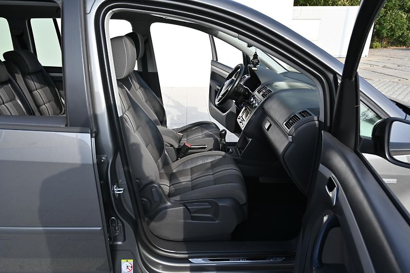 Volkswagen Touran 2.0TDI 103KW Match 7Míst 11/12 - fotka 26 z 49