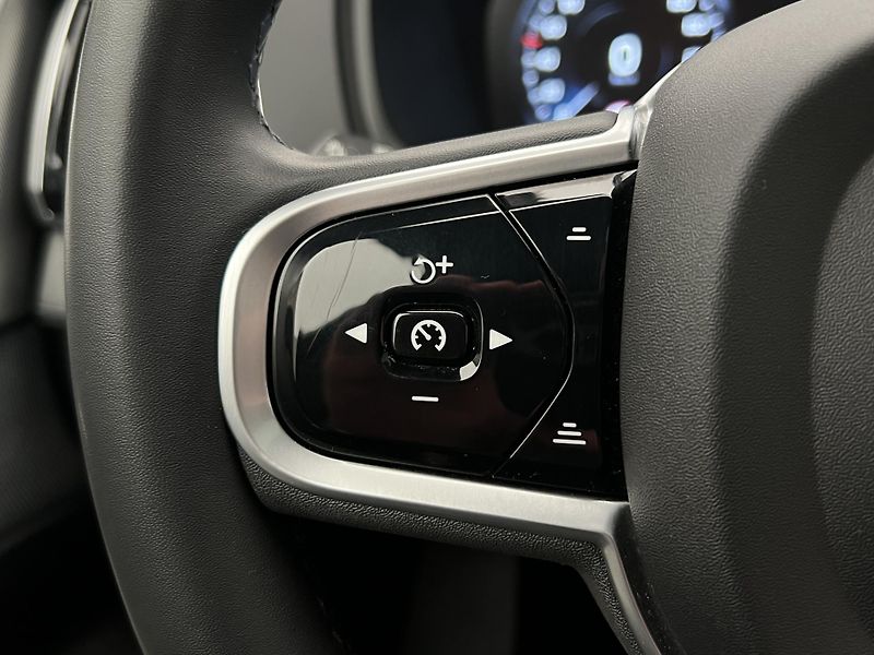 Volvo XC90 B5 AWD R-DESIGN 7 MÍST AUT - fotka 26 z 48