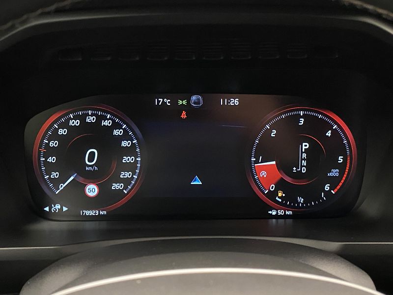 Volvo XC90 D5 AWD R-DESIGN AUT CZ - fotka 25 z 47