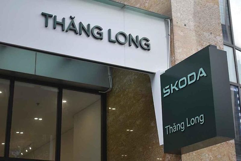 Oltářík s bůžkem uvnitř vietnamského autosalonu Škoda.