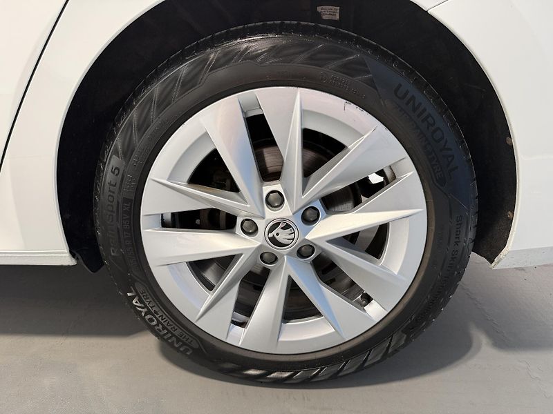 Škoda Octavia 2.0 TSI 140kW DSG Style Combi - fotka 12 z 23