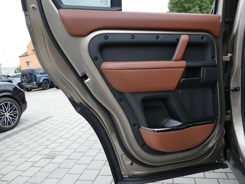 Land Rover Defender 110 4,4 OCTA P635 - fotka 16 z 48