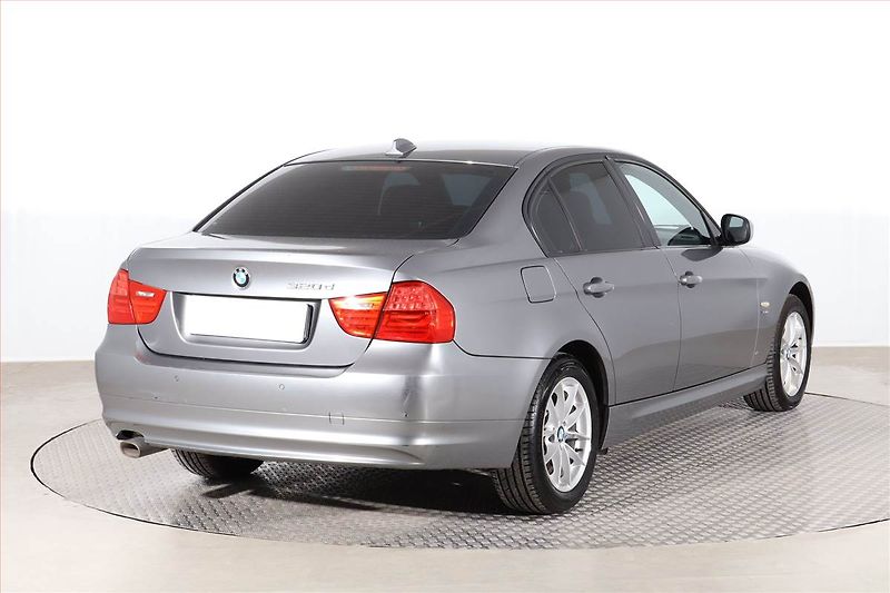 BMW Řada 3 (2011) Individual 320 d xDrive, 4X4 - fotka 5 z 22