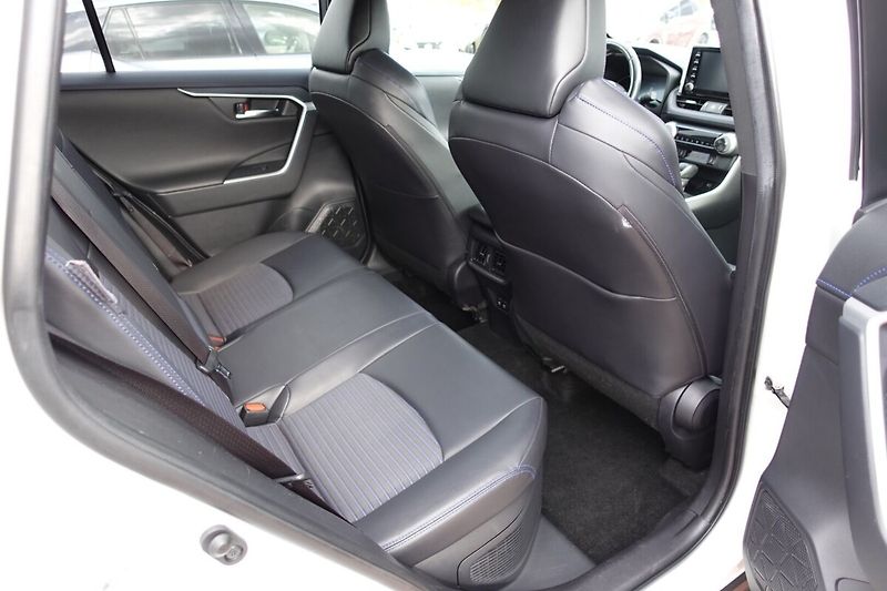Toyota RAV4 2,5 HEV Selection 4x4 - fotka 13 z 34