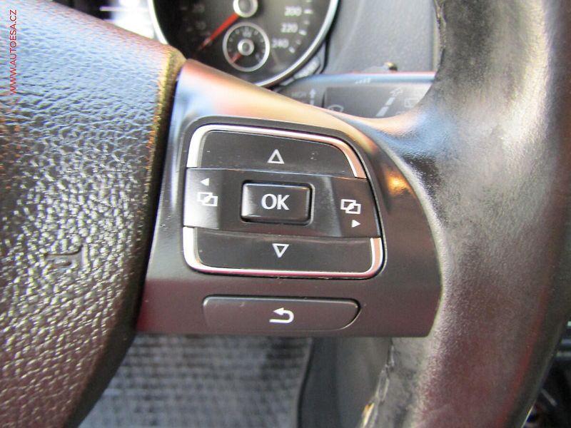 Volkswagen Golf (2013) 1.6 TDi, Highline, TZ - fotka 13 z 18