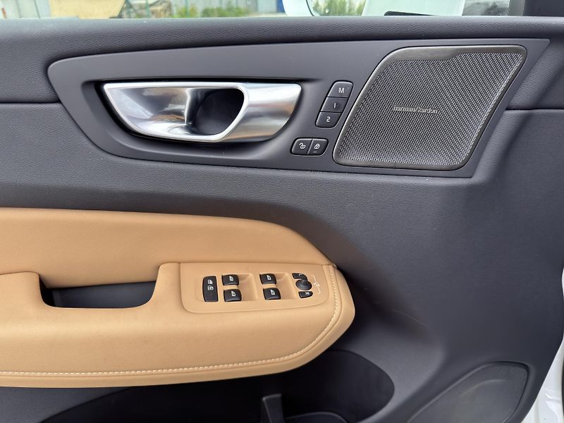 Volvo XC60 T8 AWD ULTRA BRIGHT *+ kola - fotka 13 z 59