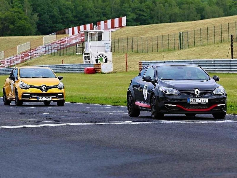 Rychlé Renaulty na Autodromu v Mostě.