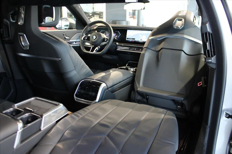 BMW Řada 7 740d xDrive M Sport Pro ExLoun - fotka 30 z 34