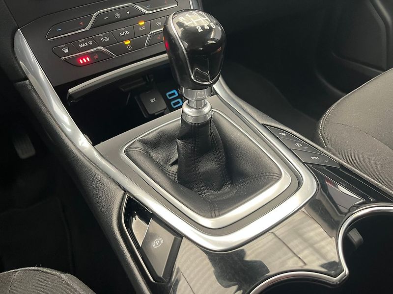 Ford Galaxy 2,0 TDCi Titanium 132kw manuál - fotka 27 z 64