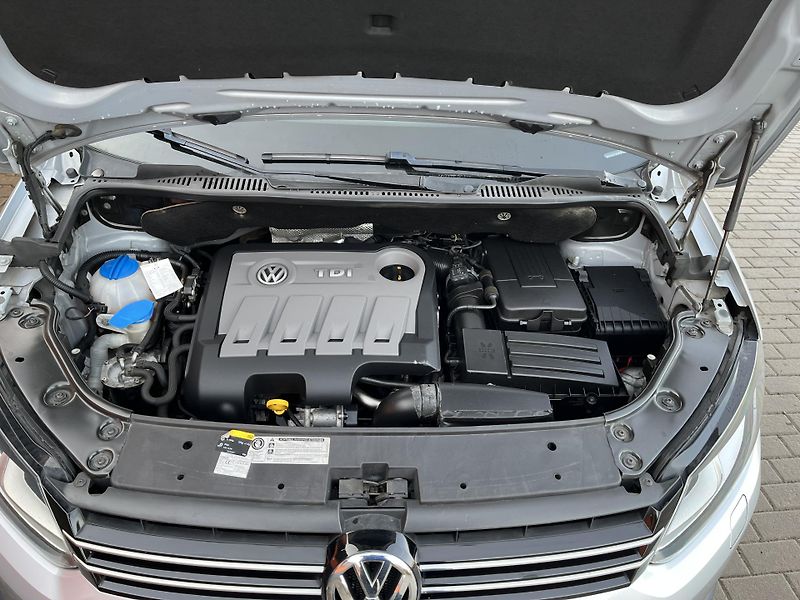 Volkswagen Touran 1.6 TDi DSG Serviska - fotka 23 z 37