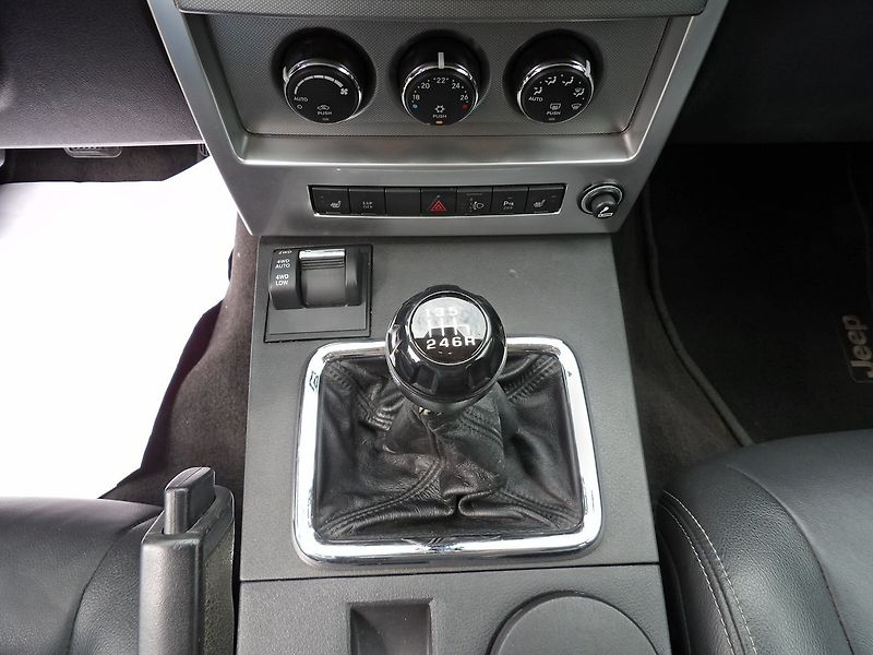 Jeep Cherokee 2.8CRD 130kW Limited Manuál - fotka 9 z 25