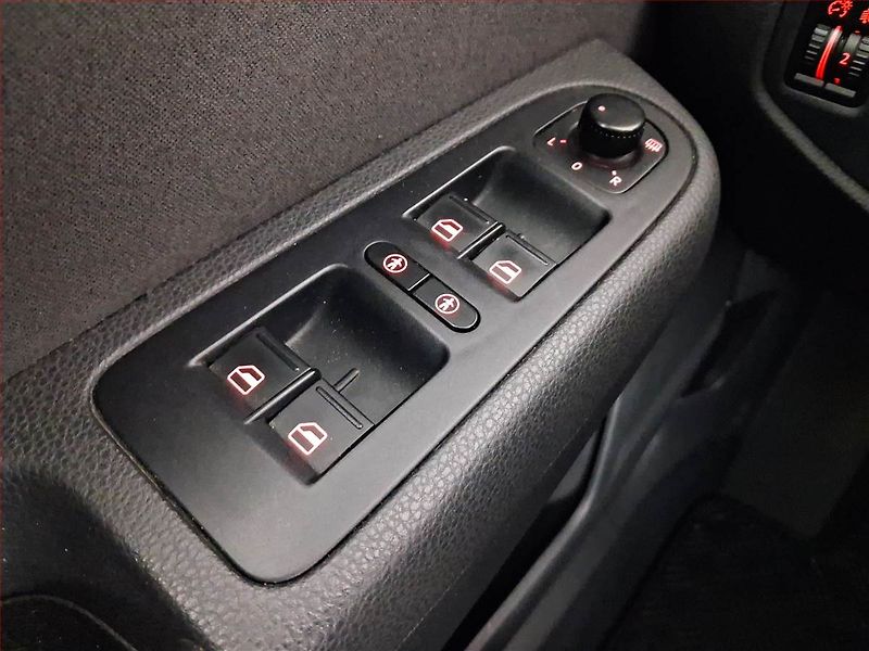 Volkswagen Sharan (2011) 2.0 TDI, Serv.kniha, Navi - fotka 19 z 22