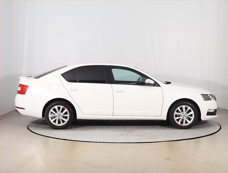 Škoda Octavia (2018) 1.6 TDI, Tempomat - fotka 6 z 22