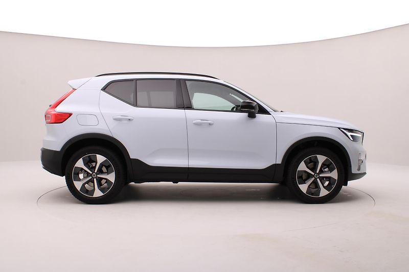 Volvo XC40 (2025) B3 AUT DARK PLUS - fotka 13 z 64