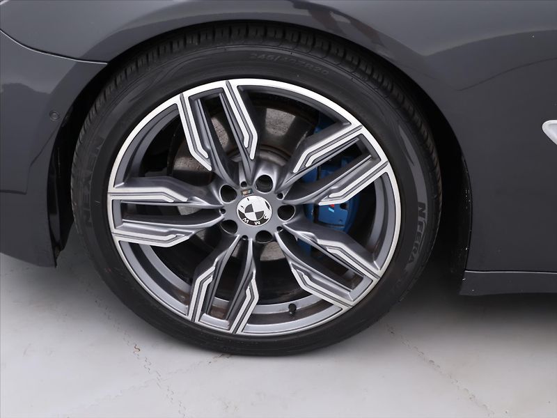 BMW Řada 7 3,0 730d 190kW xDrive - fotka 28 z 35