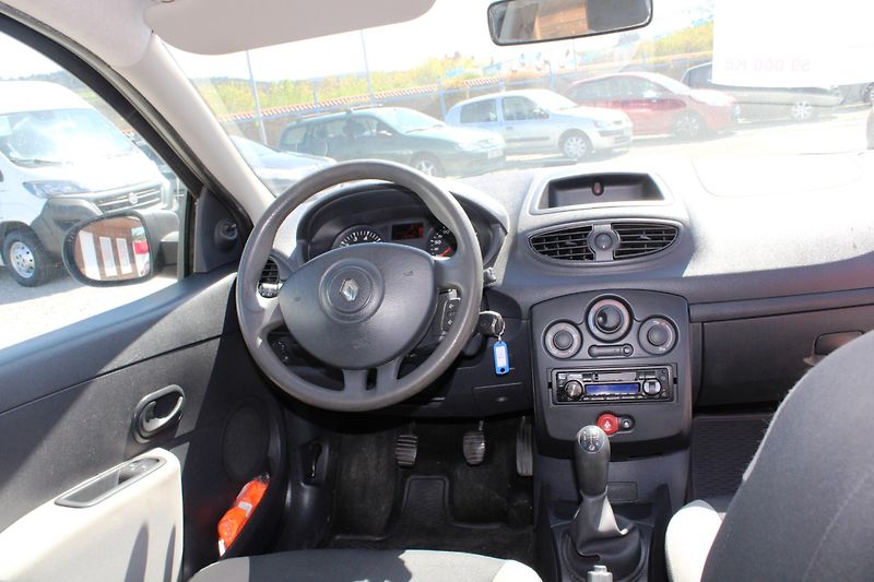 Renault Clio (2011) 1,2i EL.OKNA ABS SERVO CENTRÁL - fotka 15 z 16