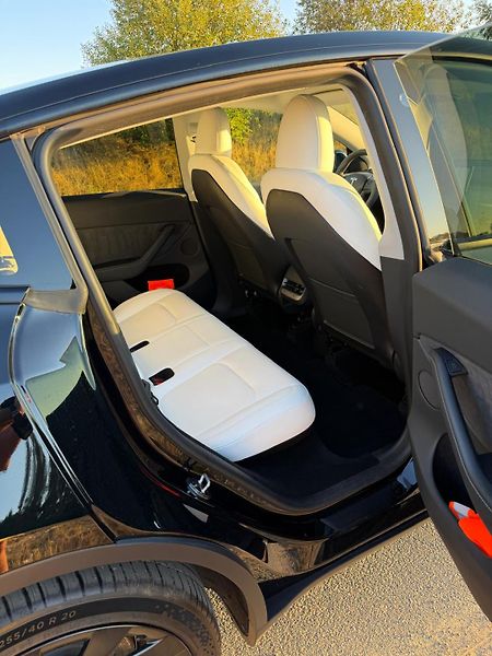 Tesla Model Y (2023) - fotka 9 z 13