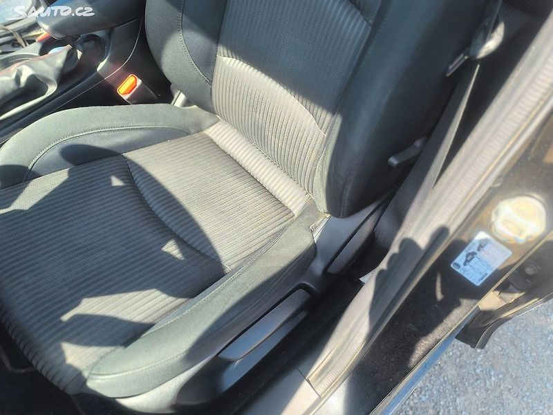 Mazda 3 KRÁSNÁ,SERVISKA,1MAJ,VÝBAVA - fotka 18 z 18