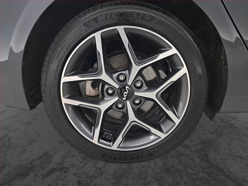 Kia Ceed (2025) 1.5 T-GDI - fotka 15 z 19