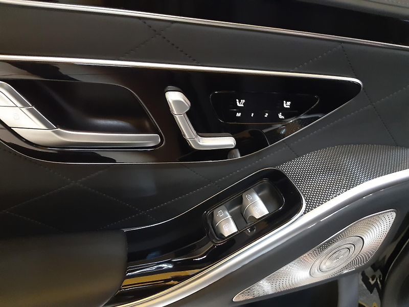 Mercedes-Benz Třídy S S500 4MATIC AMG PAKET MAX VÝBA - fotka 38 z 58