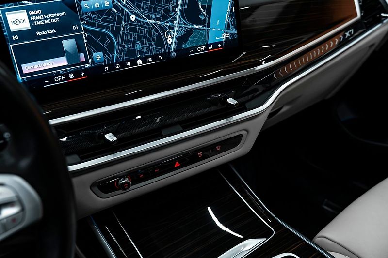 BMW X7 40i - fotka 12 z 27