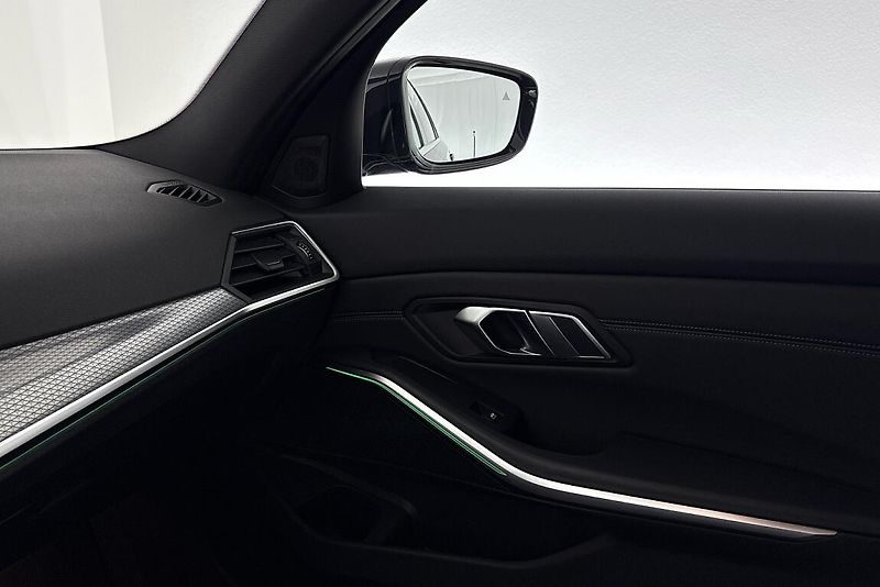 BMW Řada 3 řady 3 | 330d xDrive - fotka 18 z 27