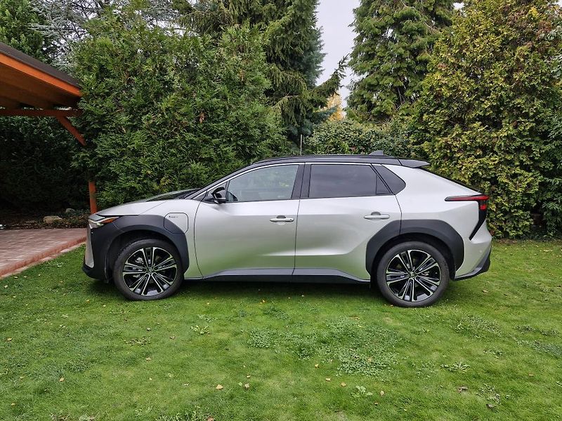 Toyota bZ4X (2025) plná výbava, nevyužité - fotka 2 z 12