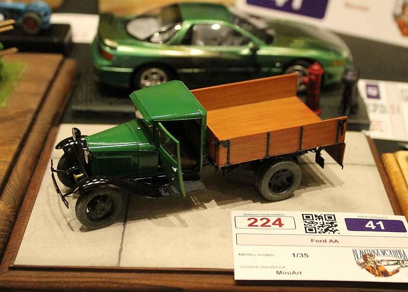 Přes šest stovek modelů bylo k vidění při 22. ročníku soutěžní výstavy Kladenská Wejhybka. Na snímku je malá dioráma s motocyklem Wanderer 4HP z roku 1916.