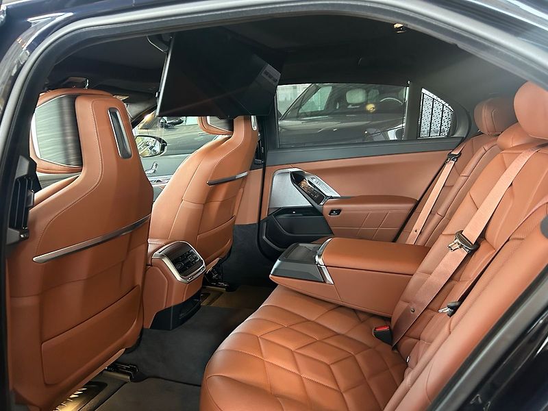 BMW Ostatní i7 xDrive 60 TV TOP 2025 - fotka 25 z 44
