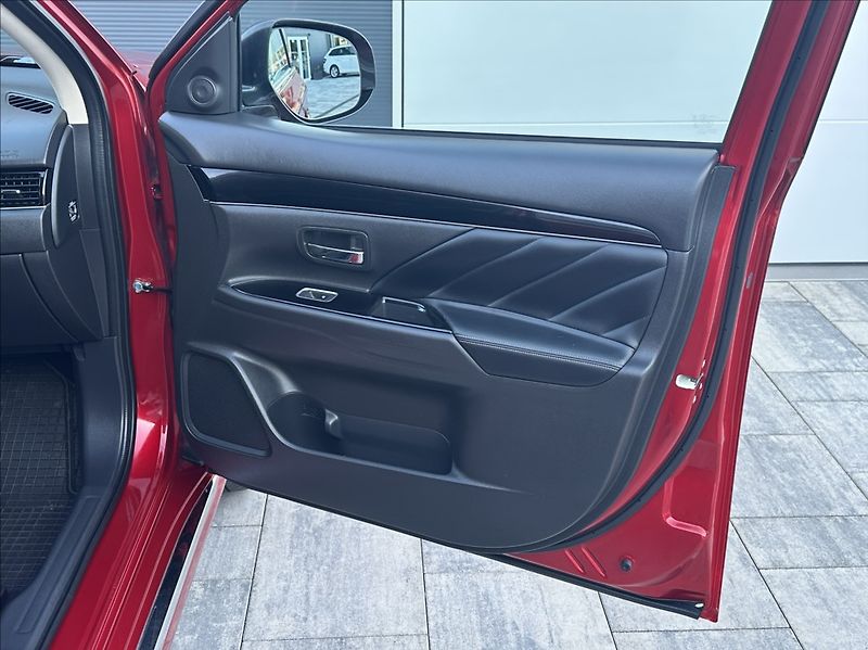 Mitsubishi Outlander 2,4 PHEV 224PS  Diamant 4x4 A/ - fotka 18 z 58