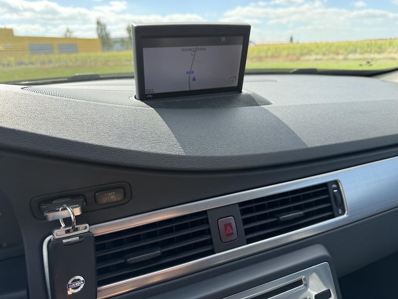 Volvo V70 2.4 D5 KŮŽE NAVIGACE SERVISKA - fotka 19 z 44