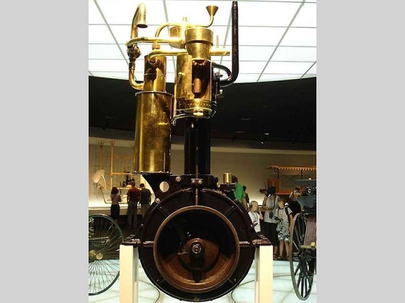 Replika motocyklu Daimler Reitwagen v Auto & Technic museu s Sinsheimu.
