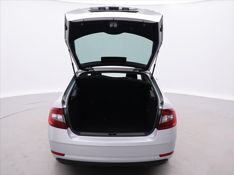 Škoda Octavia 1,6 TDI 85kW DSG CZ Style DPH - fotka 9 z 37