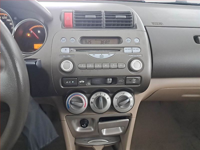 Honda City (2007) 1.4 i, nová STK, levný provoz - fotka 12 z 18